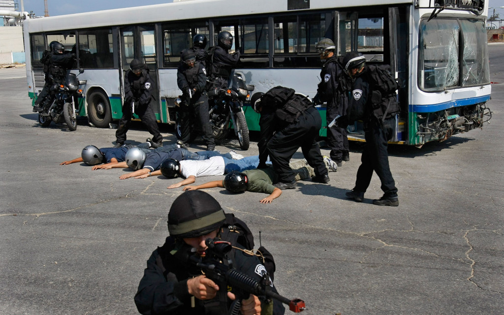 Memebers of an Israeli police SWAT team perform during a training exercise organized by the Anti-Defamation League as part of a exchange program between Israel and US security officials in Holon, Israel, Wednesday, Sept. 10, 2008. A delegation of over a dozen chiefs of police from major cities in the United States observed the training exercise by the Israeli SWAT team. (AP Photo/Bernat Armangue)